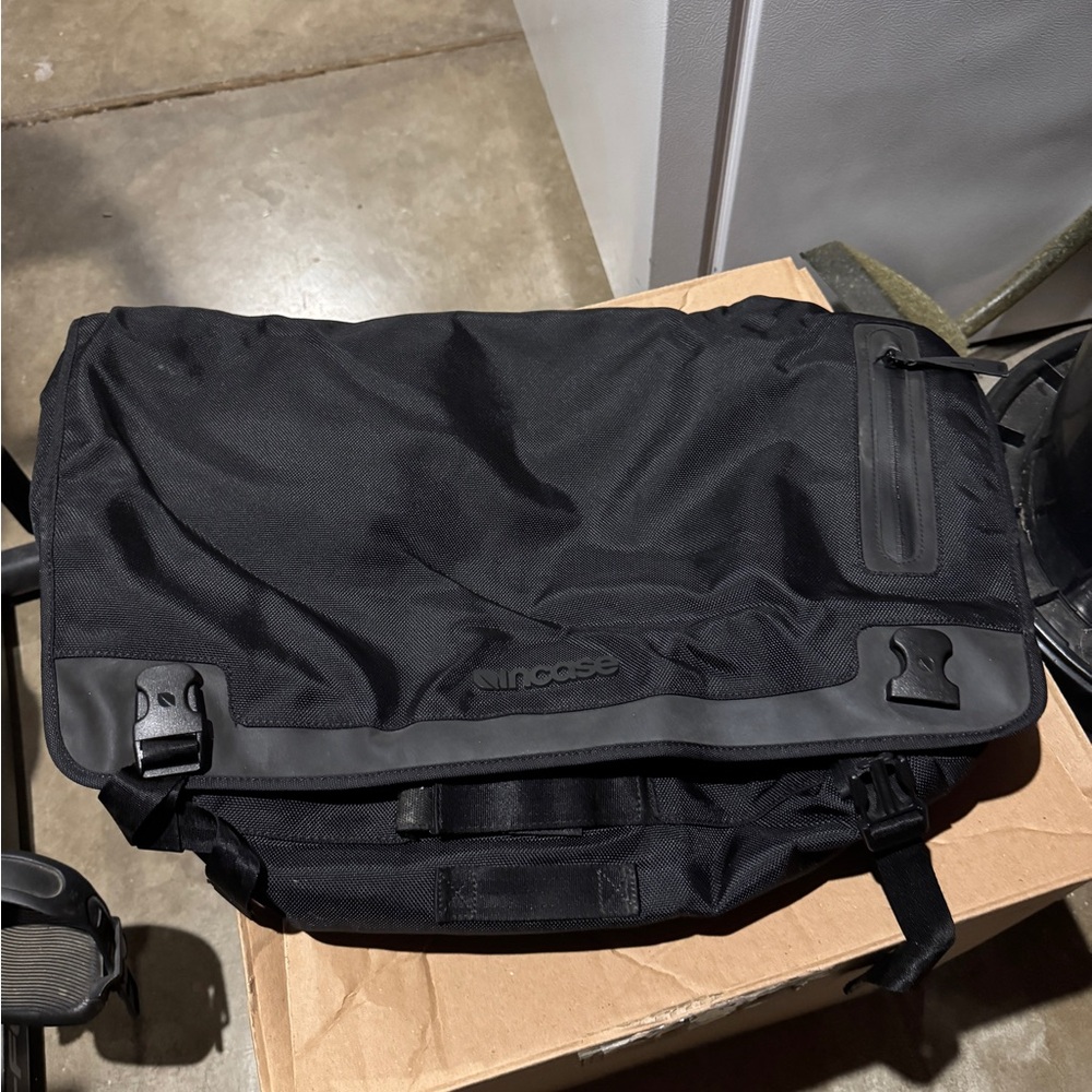 Incase Courier Collection Messenger Bag 2010 RARE VINTAGE